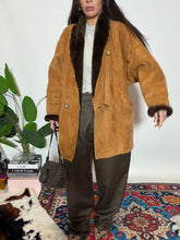 Carica l'immagine nel visualizzatore di Gallery, Shearling jacket
