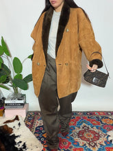 Carica l'immagine nel visualizzatore di Gallery, Shearling jacket
