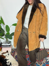Carica l'immagine nel visualizzatore di Gallery, Shearling jacket
