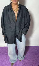 Carica l&#39;immagine nel visualizzatore di Gallery, Black silk shirt
