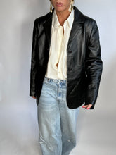 Carica l&#39;immagine nel visualizzatore di Gallery, Leather jacket

