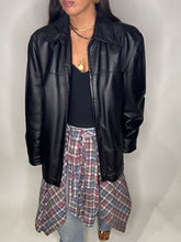 Carica l&#39;immagine nel visualizzatore di Gallery, Black  leather jacket
