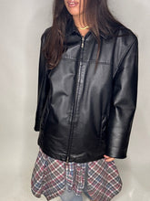Carica l&#39;immagine nel visualizzatore di Gallery, Black  leather jacket
