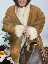 Carica l&#39;immagine nel visualizzatore di Gallery, Montone Chiara
