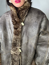 Carica l&#39;immagine nel visualizzatore di Gallery, Shearling jacket
